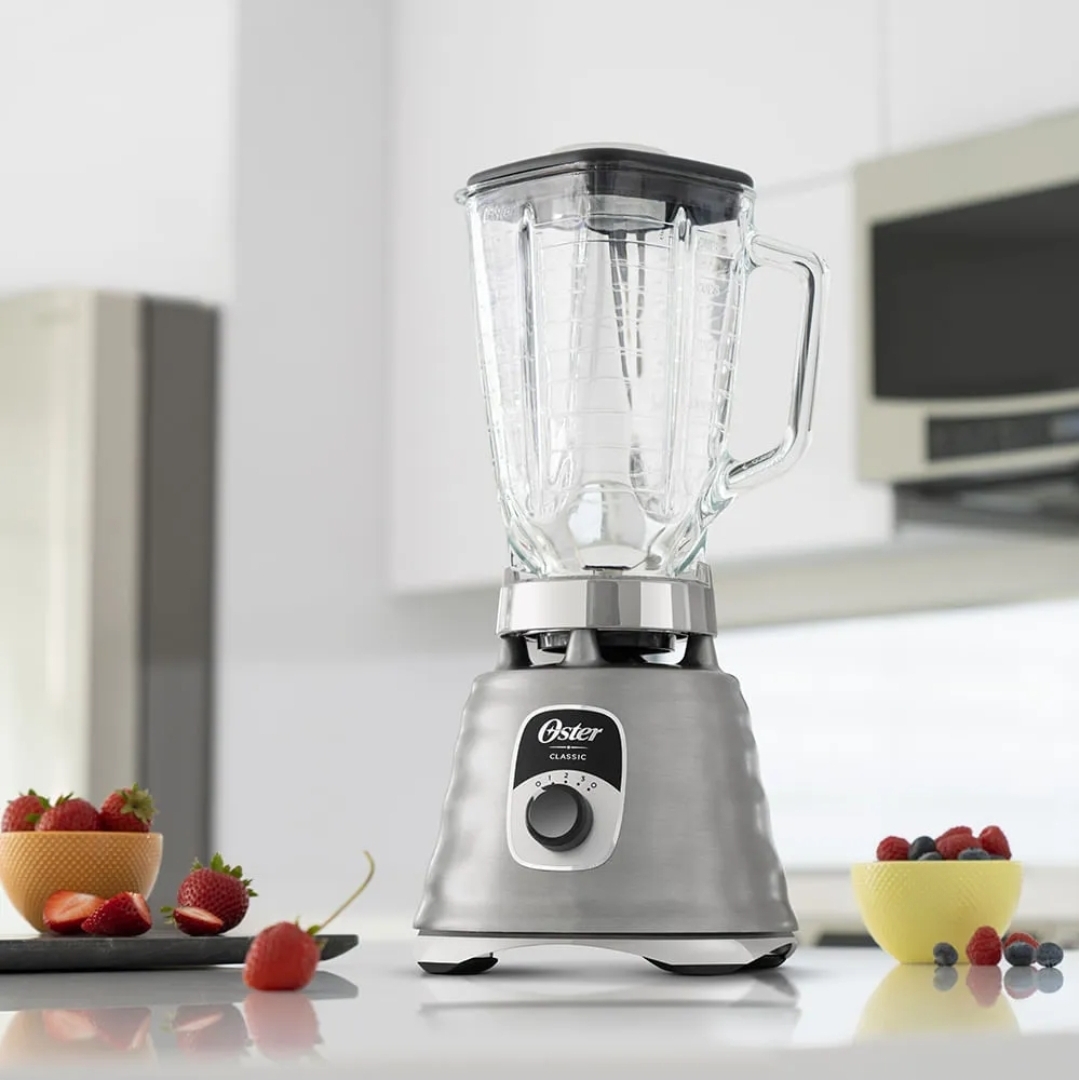  Liquidificador Oster Classic, aço escovado jarra de vidro 1,25 litros  